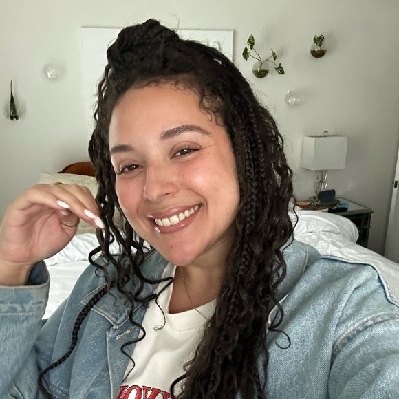 Sydnee Jones - Poshmark Profile Picture of Sydnee Jones (@whatsinsydsclos) on Poshmark