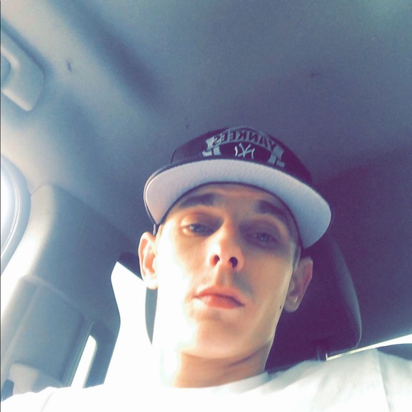 Profile Picture of Michael Singleton (@michael251667) on Poshmark