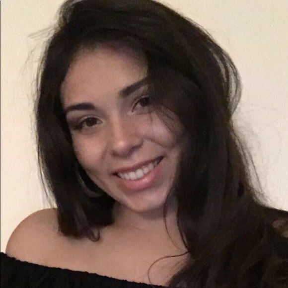 Profile Picture of Amanda Olmedo (@aolmedo31) on Poshmark