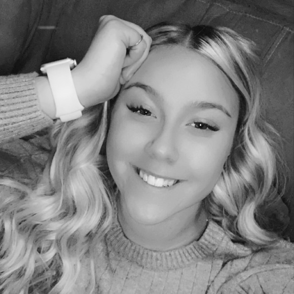 Profile Picture of Cassandra Schwartz (@cassie23523) on Poshmark