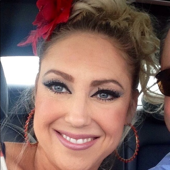 Profile Picture of Fawn Cavaiani (@fcavaiani) on Poshmark