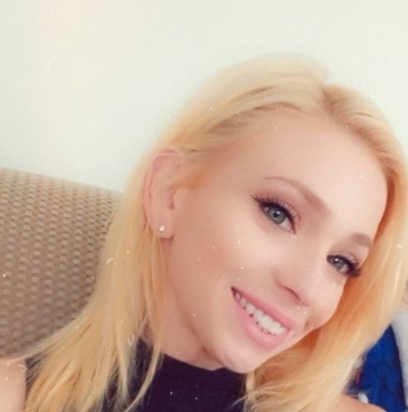 Profile Picture of Danielle Greenawalt (@d_greenawalt) on Poshmark