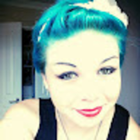 Profile Picture of Dani Graham (@danigraham180) on Poshmark