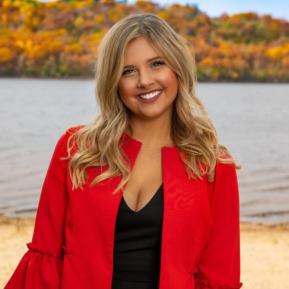 Profile Picture of Ashland Alitz (@ashlanda) on Poshmark
