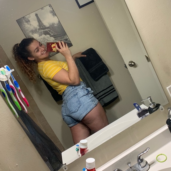 Profile Picture of Michaela Turney (@michaela_turney) on Poshmark