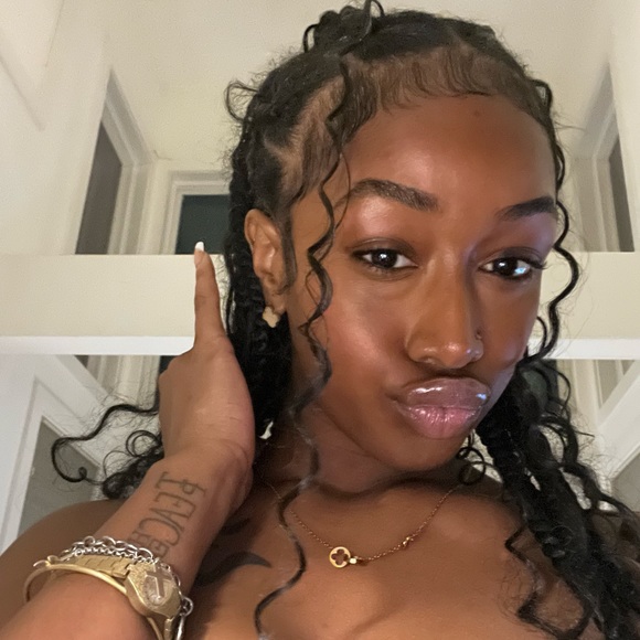 Profile Picture of Remy James (@remyjames270) on Poshmark