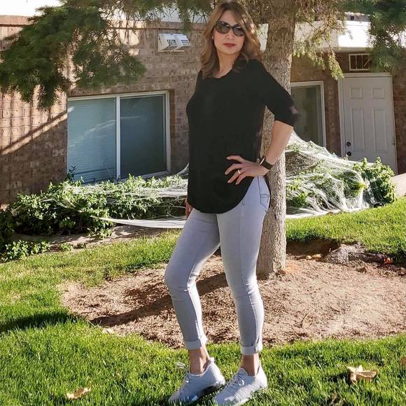 Profile Picture of Lourdes Gomar (@lougomar) on Poshmark