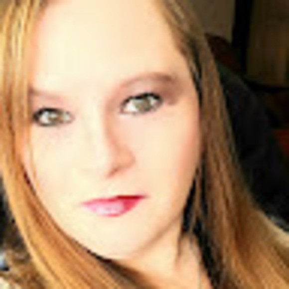 Profile Picture of Amberdawn Ommen (@amberdawn327) on Poshmark