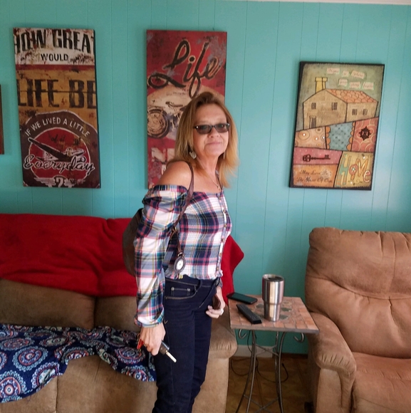 Profile Picture of Robin Fulcher (@robinsnest903) on Poshmark