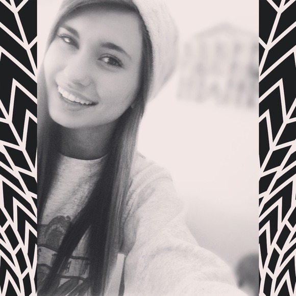 Profile Picture of Brook Forsythe (@brookie_lynn27) on Poshmark