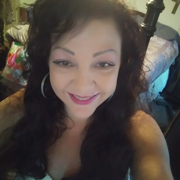 Profile Picture of Lecretia Polozola (@lecretiap) on Poshmark