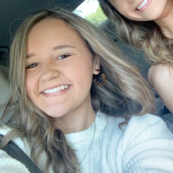 Profile Picture of Kate Hurst (@klh11115) on Poshmark