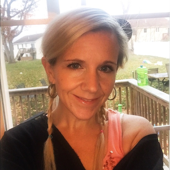 Profile Picture of Kim Katsios (@ktkatsios) on Poshmark