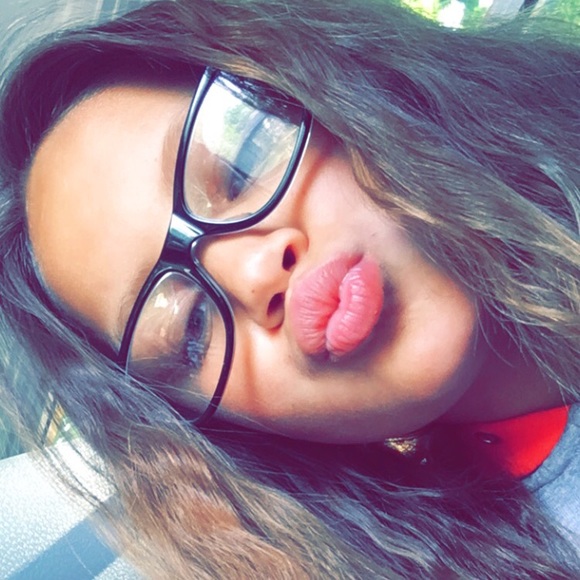 Profile Picture of Essah Skrzypczak (@audriessah123) on Poshmark