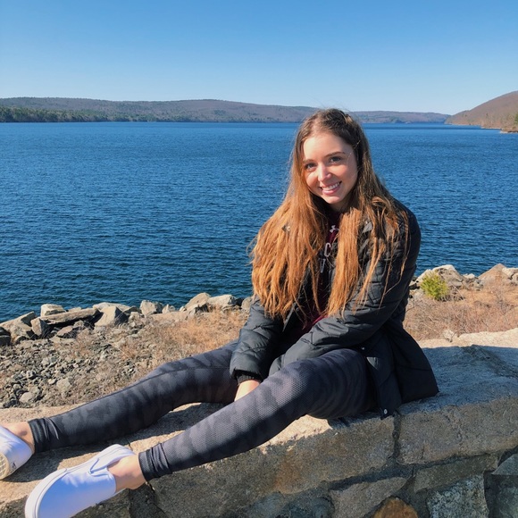 Profile Picture of Sydney Dimarzio (@sydneydimarzio) on Poshmark