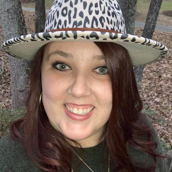 Profile Picture of Laura Driskell (@lauradee86) on Poshmark