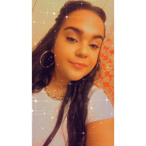 Profile Picture of Oliva Miqui (@olivamiqui) on Poshmark