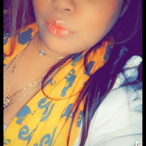 Profile Picture of Bianca Chavez (@biancachavez14) on Poshmark