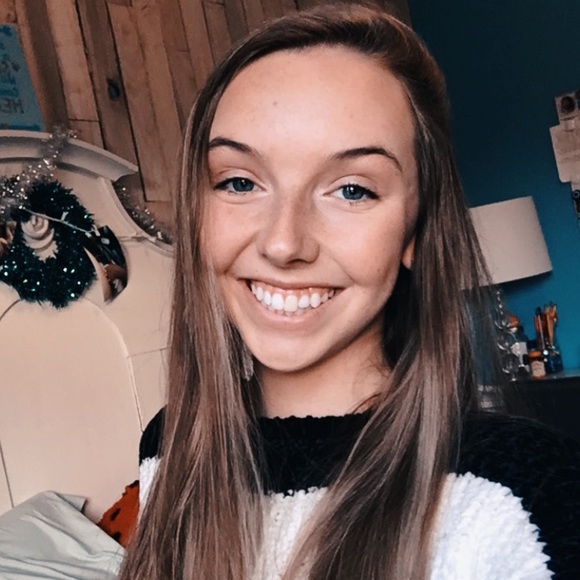 Profile Picture of Anna Unison (@aunison) on Poshmark
