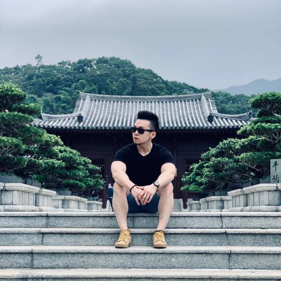 Profile Picture of Wayne Huang (@whhuang93) on Poshmark