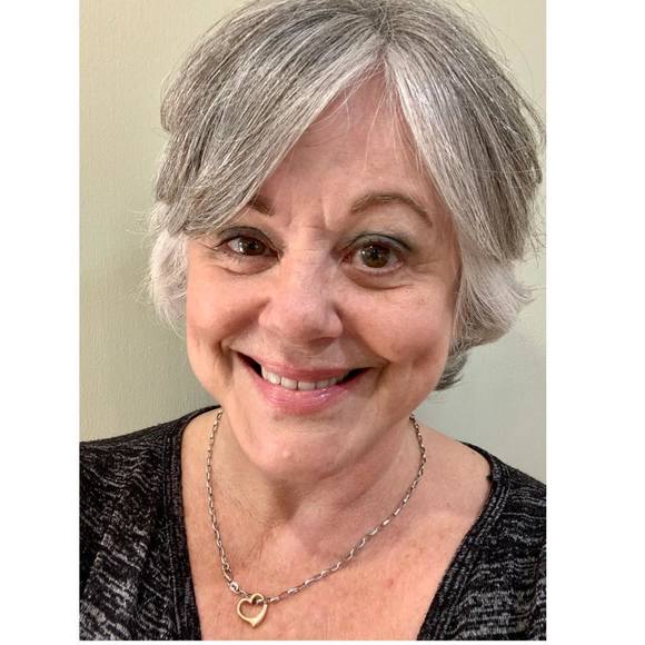 Profile Picture of Linda Young (@lindayoung679) on Poshmark