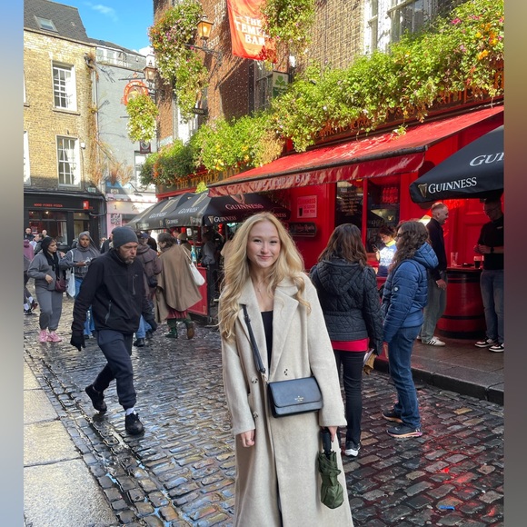 Profile Picture of Caitlin Daniel (@catietdaniel) on Poshmark