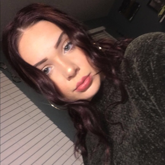 Profile Picture of Emma Tichy (@emmaltichy) on Poshmark