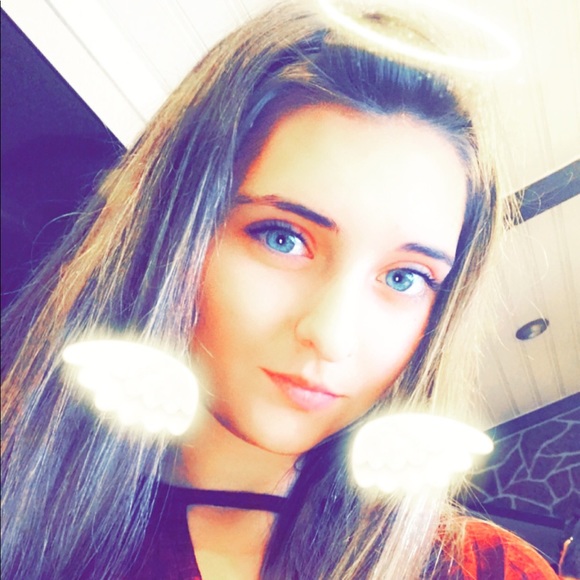 Profile Picture of Ashlynn Fowler (@ashlynnfowler01) on Poshmark