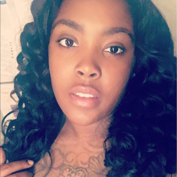 Profile Picture of Leeah Leeah (@leeahcee93) on Poshmark
