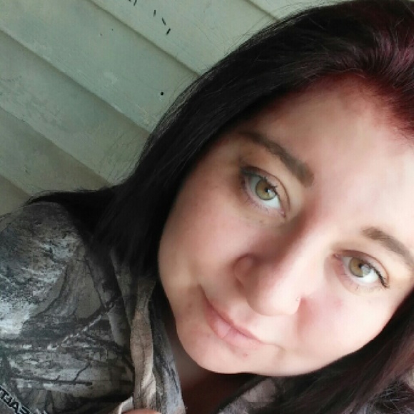 Profile Picture of Angela Brafford (@angelbaby1988) on Poshmark