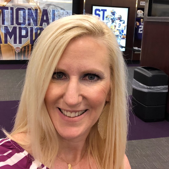 Profile Picture of Leah Tate (@leahtate) on Poshmark