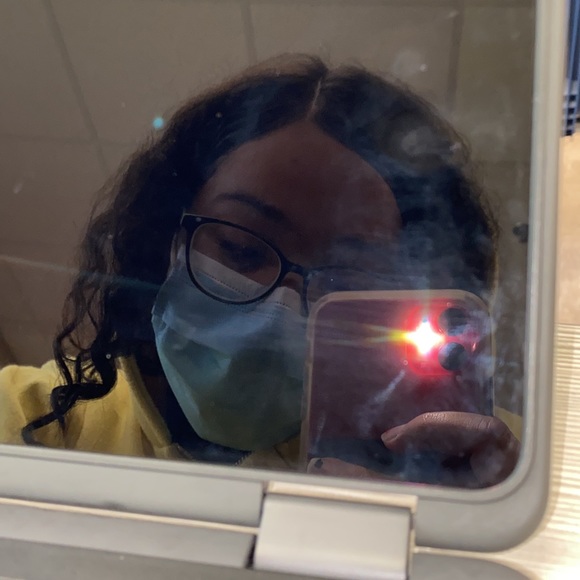 Profile Picture of Camila Banos (@camilita725) on Poshmark