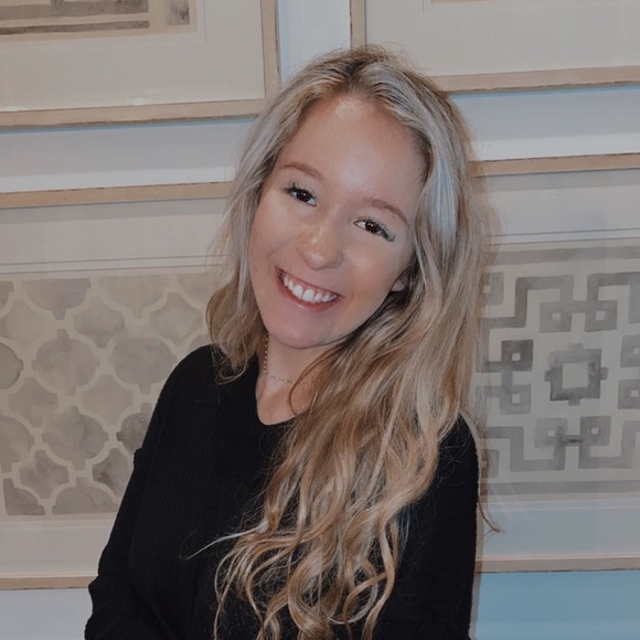 Profile Picture of Annie Loomis (@annieerenee) on Poshmark