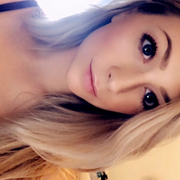 Profile Picture of Meghan Manary (@meghanmanary) on Poshmark