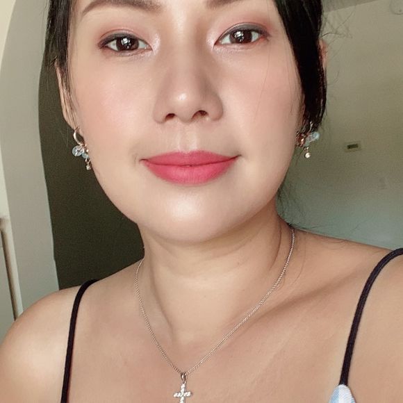 Profile Picture of Amber Lin (@amberlin0426) on Poshmark