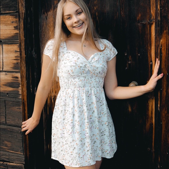Profile Picture of Olivia Lounder (@olivia_lounder) on Poshmark