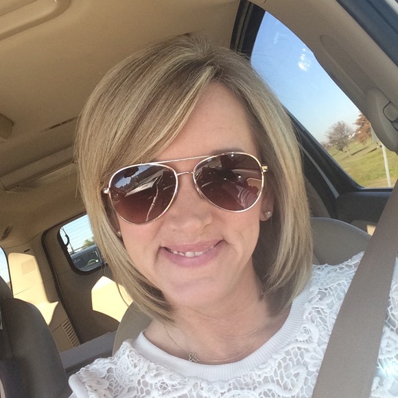 Profile Picture of Laura Null (@lstewart94) on Poshmark