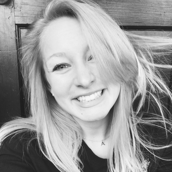 Profile Picture of Annabelle Ronelli (@annabelleronell) on Poshmark