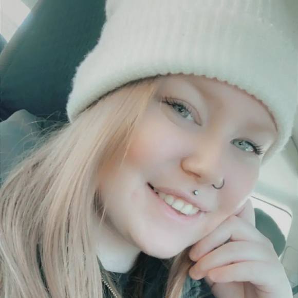 Profile Picture of Alexe Keough (@alexekeough) on Poshmark