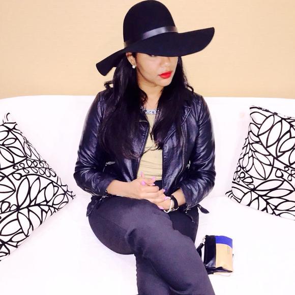 Profile Picture of Niny Abbadi (@lildolphin_78) on Poshmark