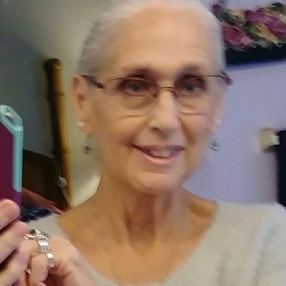 Profile Picture of Carolyn Oreta (@carolynjoy707) on Poshmark