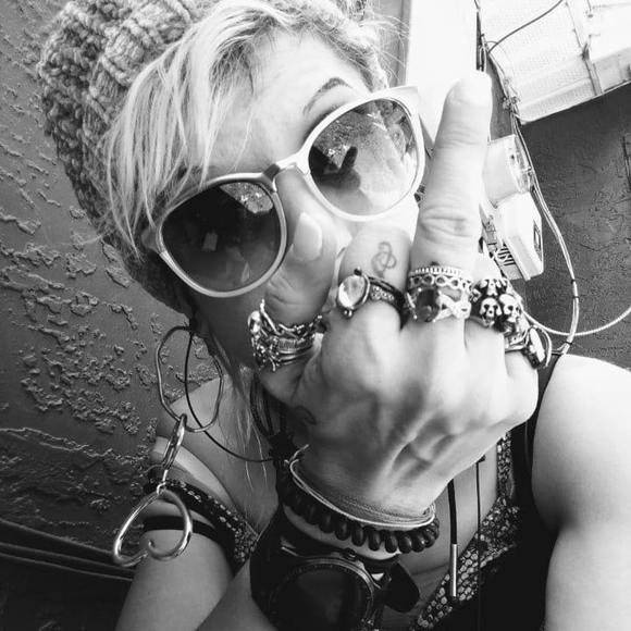 Profile Picture of Hannah Bates (@hannahbates425) on Poshmark