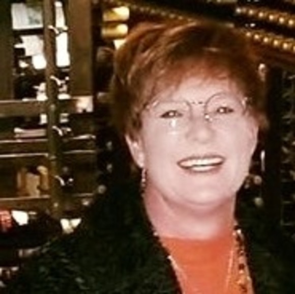 Profile Picture of Kellie Dyer (@kelgal1) on Poshmark