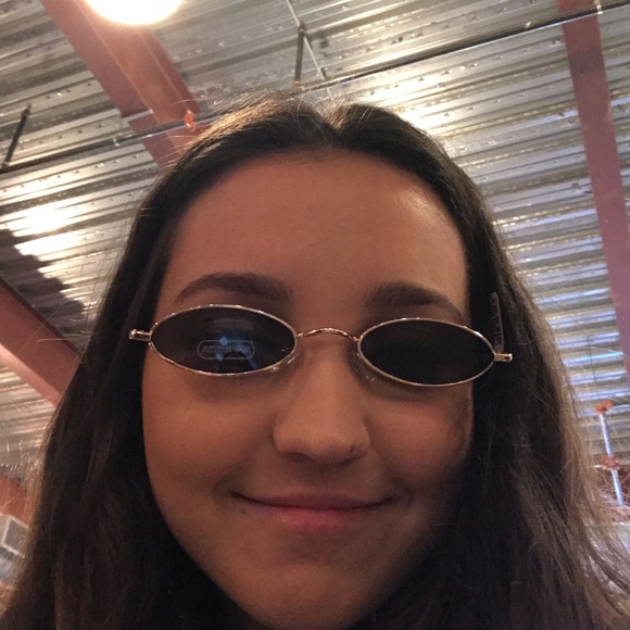 Profile Picture of Isabella Tkachuk (@iztkachuk) on Poshmark