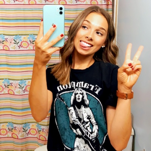 Profile Picture of Miranda Rumfelt (@mirandarumfelt) on Poshmark