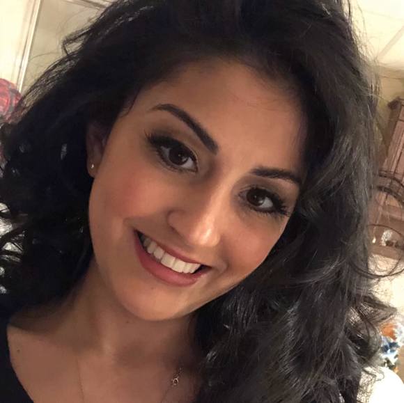Profile Picture of Amanda Fagundo (@mandapanda53192) on Poshmark