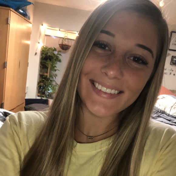 Profile Picture of Lauren Haffling (@lhaffling) on Poshmark