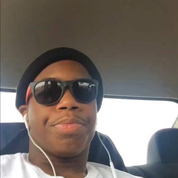 Profile Picture of Dion Jones (@dmoneyyy1) on Poshmark