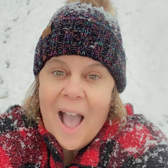 Profile Picture of Julia Wiley (@jctwiley) on Poshmark