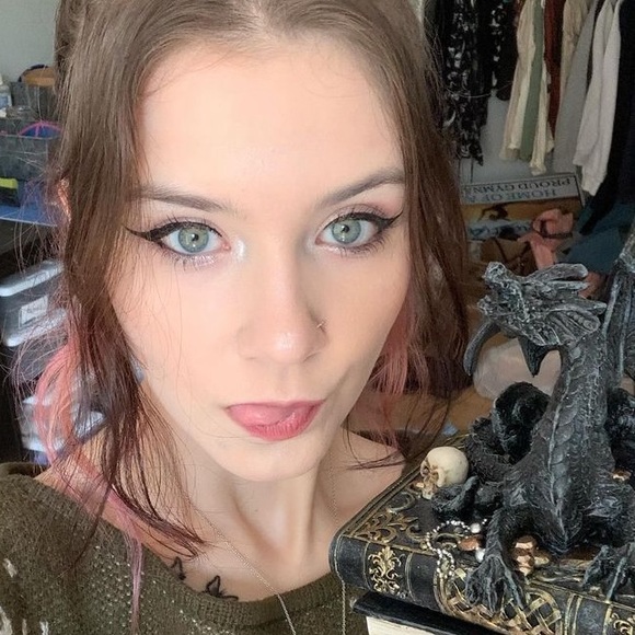 Profile Picture of Amber Kempert (@amberkempert) on Poshmark